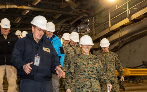 MARFORCOM Commander Visits USS Carter Hall
