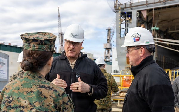 MARFORCOM Commander Visits USS Carter Hall