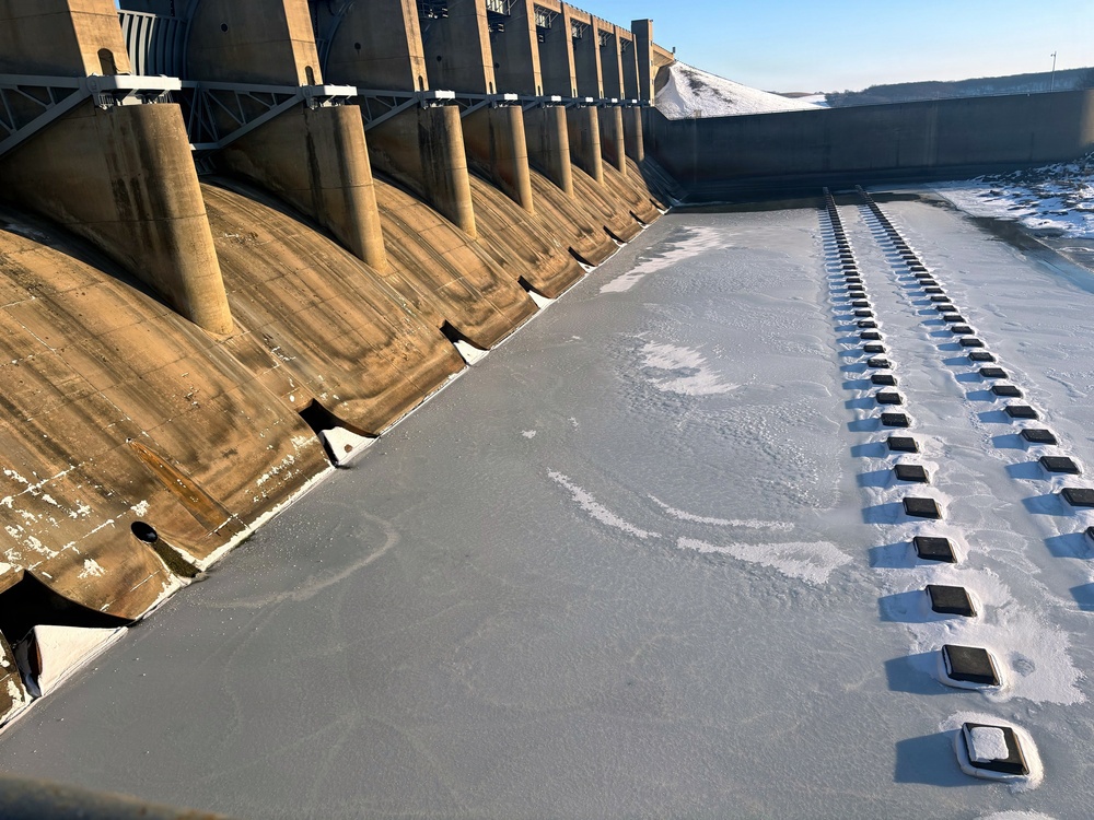 Monitoring icy conditions