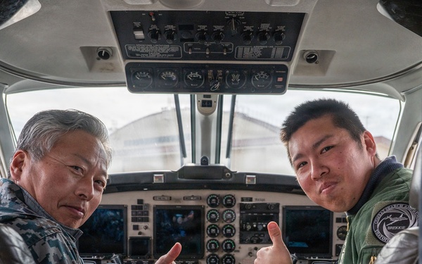 JASDF Niigata Air Rescue Squadron visits 459th AS