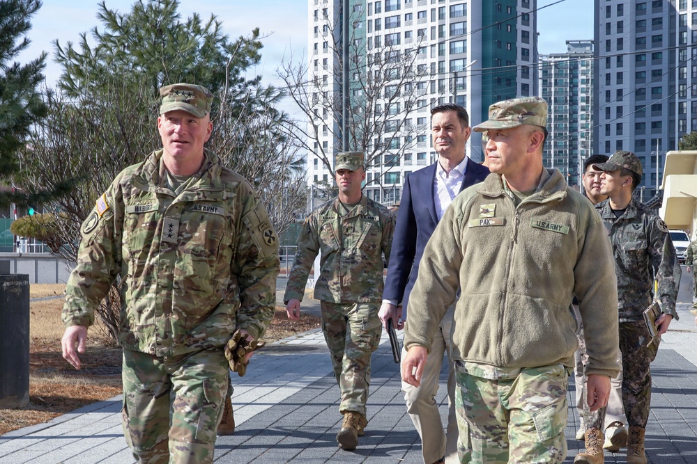 Senior leaders tour Camp Henry