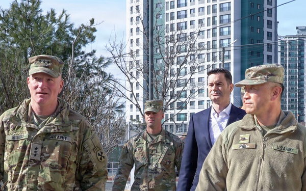 Senior leaders tour Camp Henry