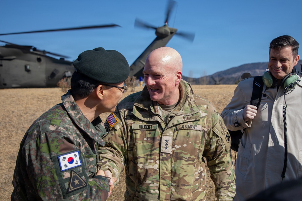 Eighth Army Commanding General Visits ROK Army Headquaters