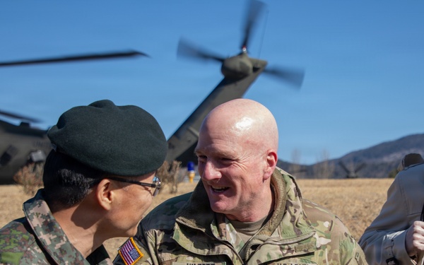 Eighth Army Commanding General Visits ROK Army Headquaters