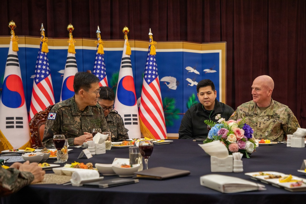 Eighth Army Commanding General Visits ROK Army Headquaters