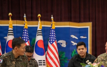 Eighth Army Commanding General Visits ROK Army Headquaters