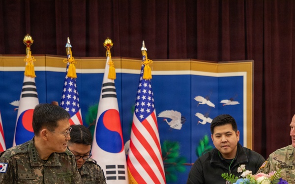 Eighth Army Commanding General Visits ROK Army Headquaters