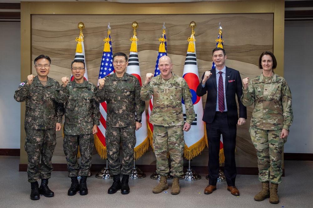 Eighth Army Commanding General Visits ROK Army Headquaters