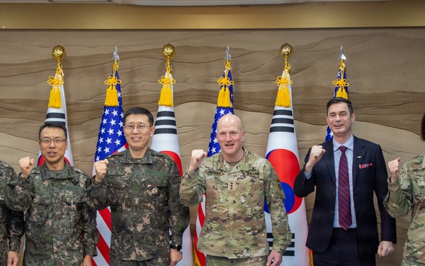 Eighth Army Commanding General Visits ROK Army Headquaters