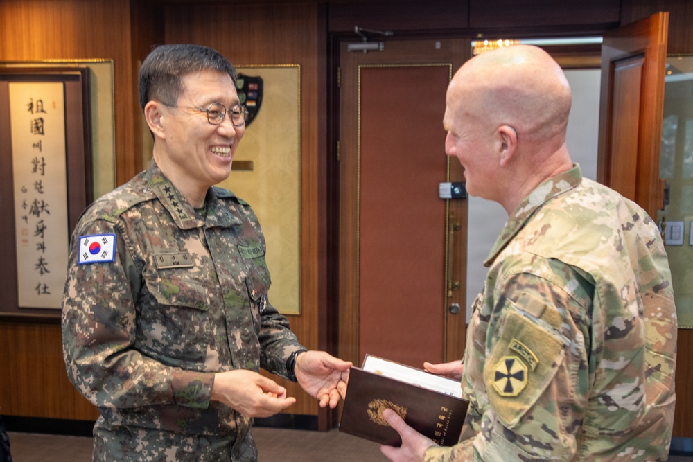 Eighth Army Commanding General Visits ROK Army Headquaters