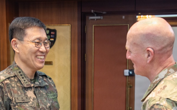 Eighth Army Commanding General Visits ROK Army Headquaters