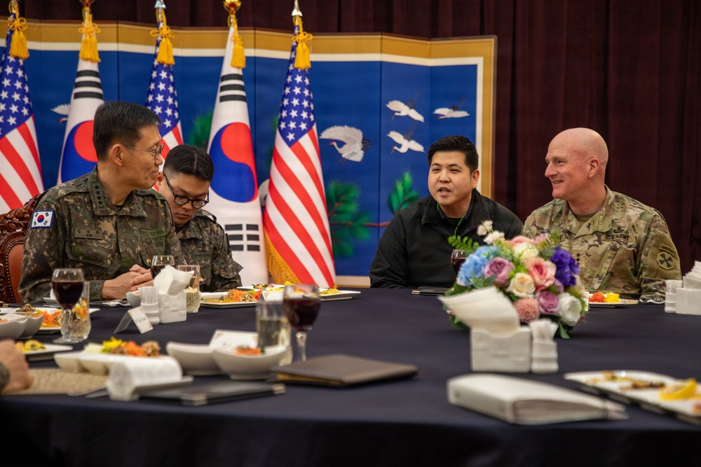Eighth Army Commanding General Visits ROK Army Headquaters