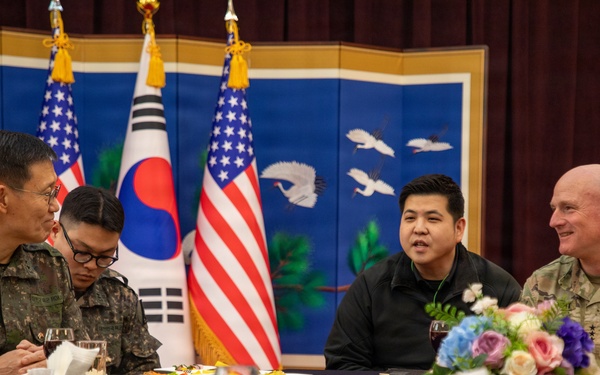 Eighth Army Commanding General Visits ROK Army Headquaters