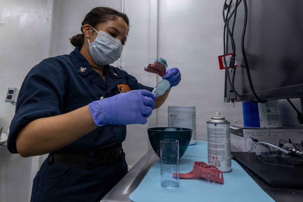 Abraham Lincoln creates dental molds