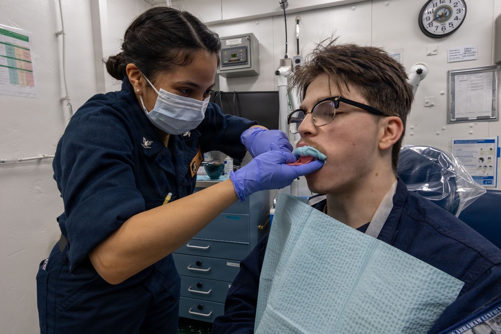 Abraham Lincoln creates dental molds