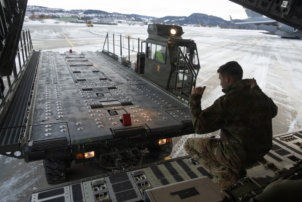 CORE26 | U.S. and Norwegian Forces Conduct Joint Offload for Exercise Cold Response 26
