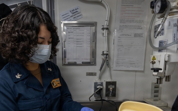 Abraham Lincoln conducts creates dental molds