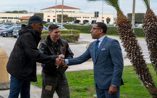 Navy Installations Command Executive Director Visits NSA Naples