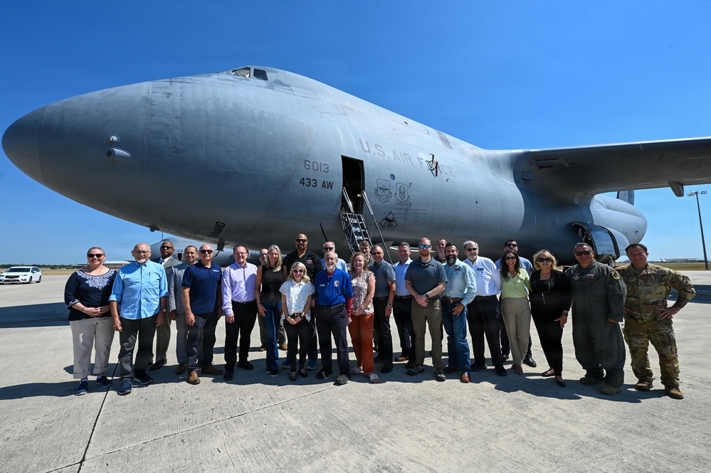 FBI Citizens Academy Class Tours 433rd AW, Gains Insight Into Airlift Mission