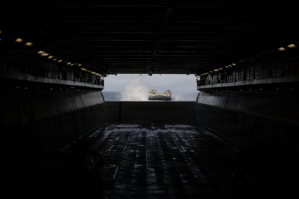 QUART 26.2: 3rd AA Bn. conduct night Ship to Shore operations onboard USS Makin Island
