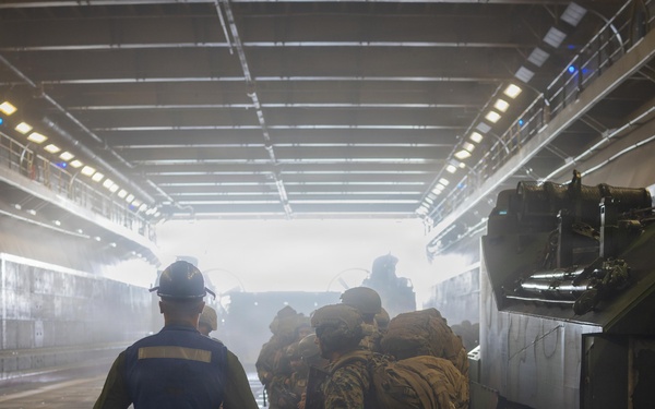 QUART 26.2: 3rd AA Bn. conduct night Ship to Shore operations onboard USS Makin Island