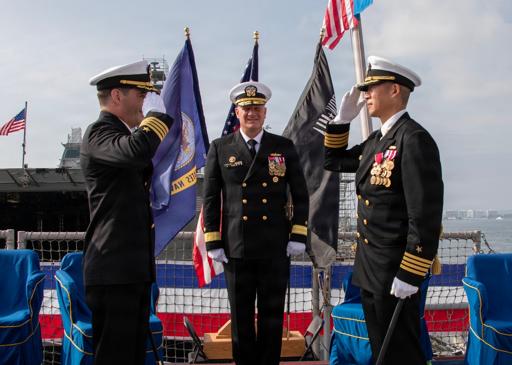PHIBRON 5 Holds Change of Command and Retirement Ceremony