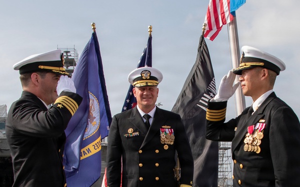 PHIBRON 5 Holds Change of Command and Retirement Ceremony
