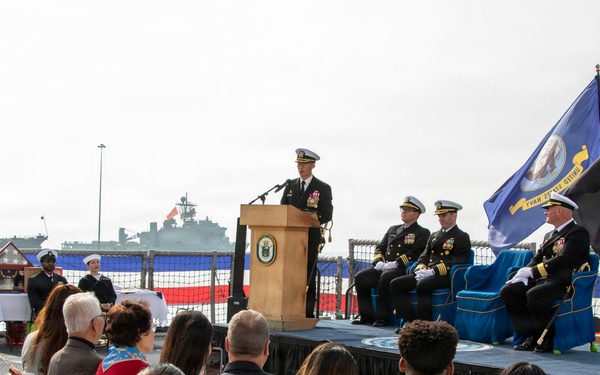 PHIBRON 5 Holds Change of Command and Retirement Ceremony