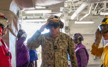 Makin Island Hosts Distinguished Visitors