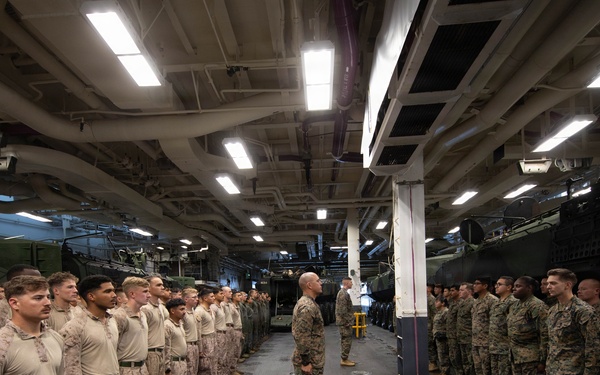 Makin Island Hosts Distinguished Visitors