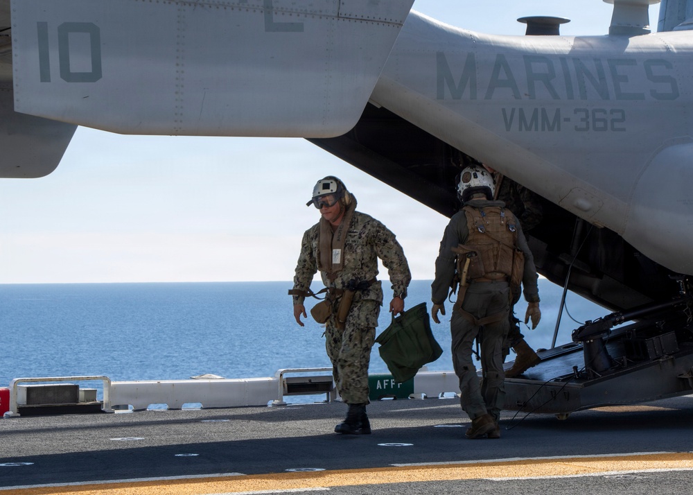 Makin Island Hosts Distingushed Visitors