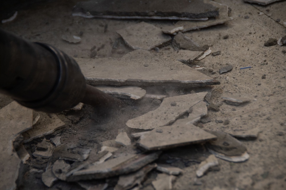 Ronald Reagan Sailors and Contractors Perform Maintenance