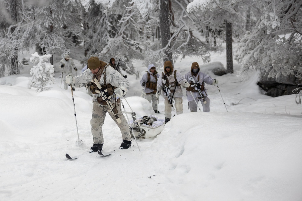 Recon Marines sharpen winter warfighting skills