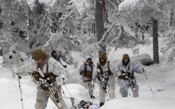 Recon Marines sharpen winter warfighting skills