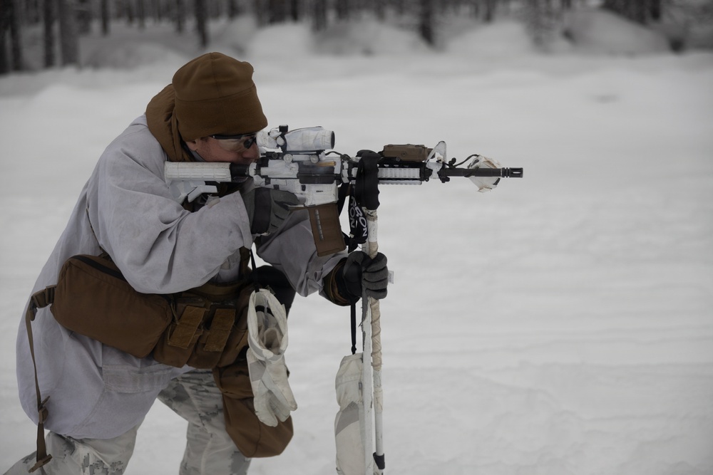 Recon Marines sharpen winter warfighting skills