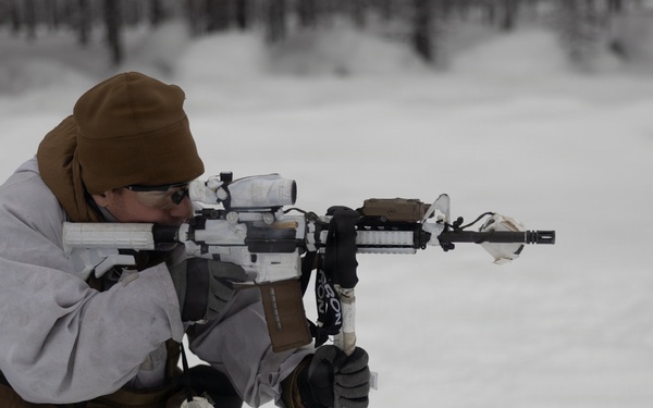 Recon Marines sharpen winter warfighting skills