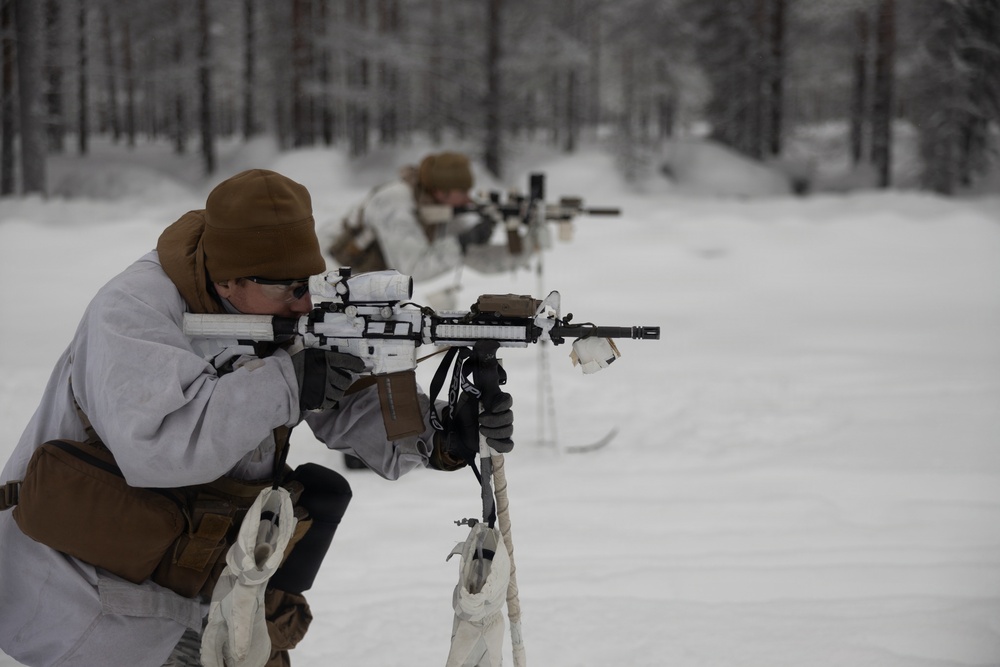 Recon Marines sharpen winter warfighting skills