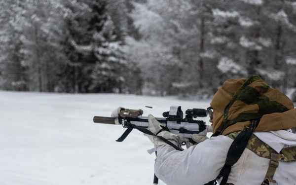 Recon Marines sharpen winter warfighting skills