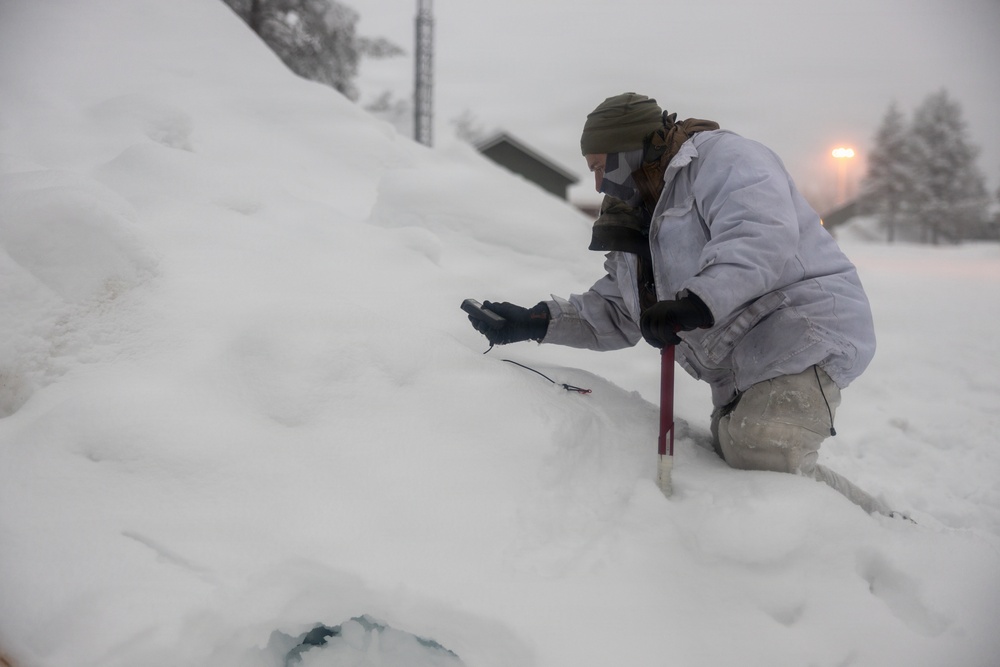 Recon Marines sharpen winter warfighting skills