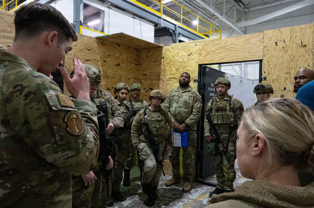 Airmen test readiness during Cold Weather Defender Course