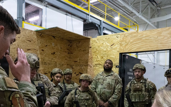 Airmen test readiness during Cold Weather Defender Course