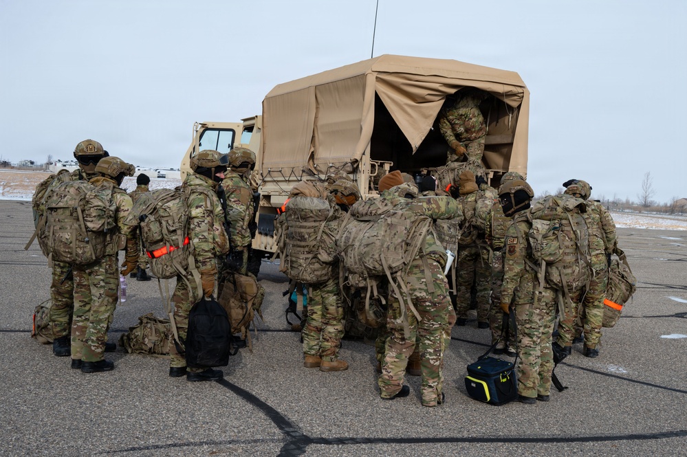 Airmen test readiness during Cold Weather Defender Course
