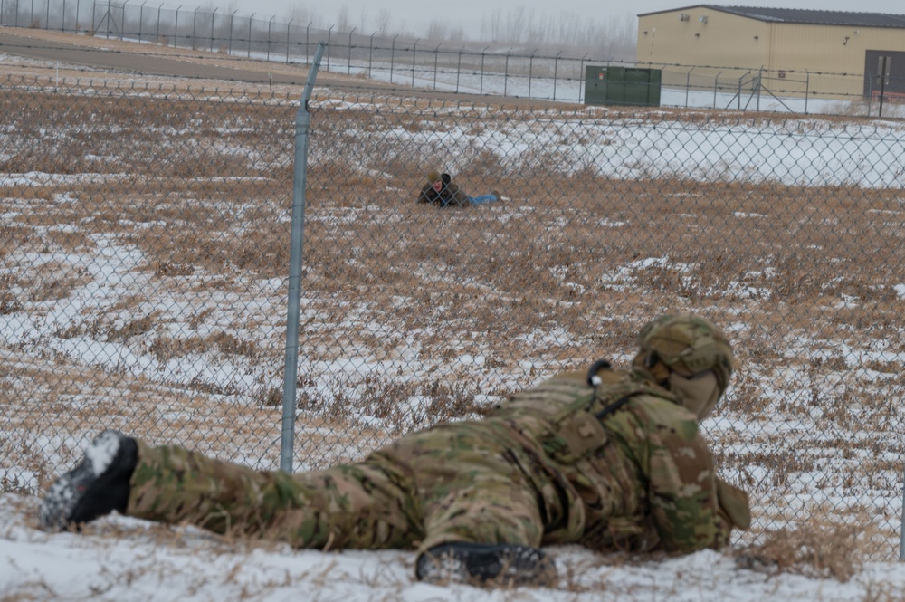 Airmen test readiness during Cold Weather Defender Course