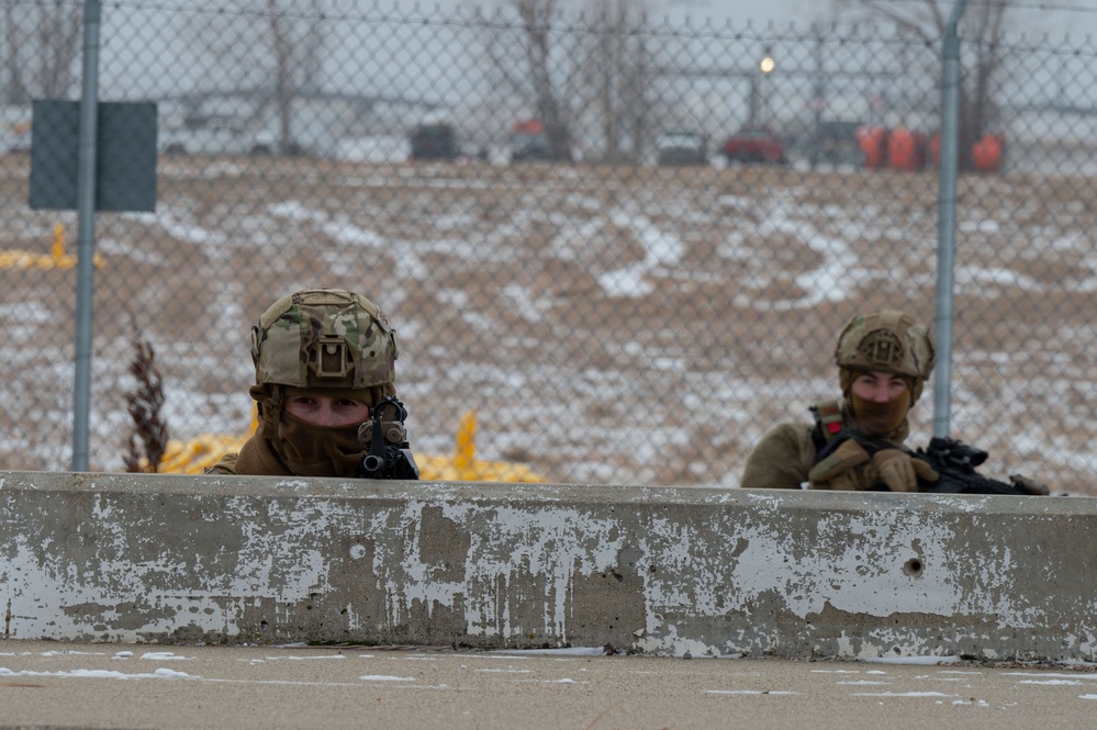 Airmen test readiness during Cold Weather Defender Course