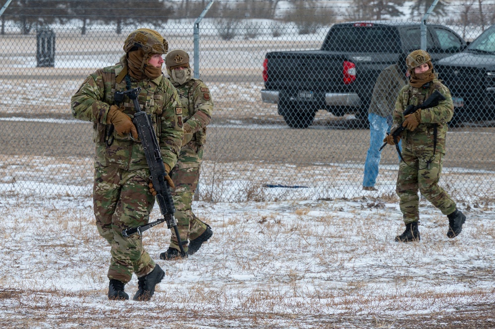 Airmen test readiness during Cold Weather Defender Course