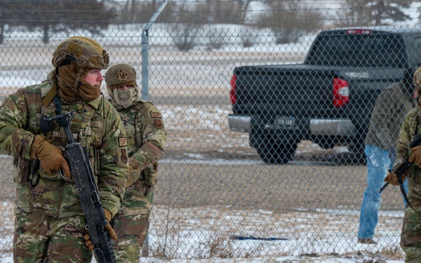 Airmen test readiness during Cold Weather Defender Course