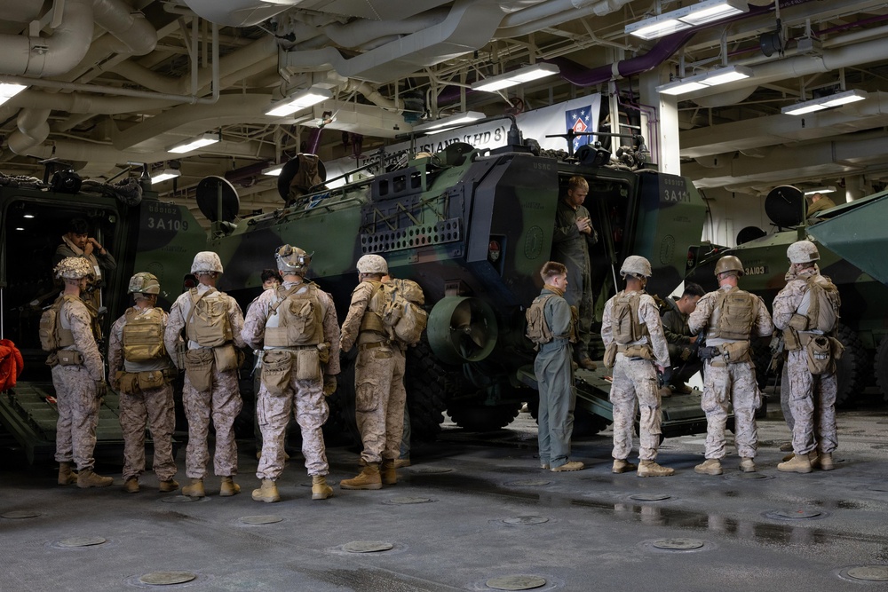 QUART 26.2: 3rd AA Bn. and 2nd Bn., 4th Marines conduct Ship to Shore operations onboard USS Makin Island