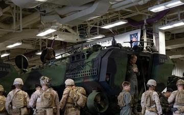 QUART 26.2: 3rd AA Bn. and 2nd Bn., 4th Marines conduct Ship to Shore operations onboard USS Makin Island