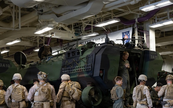 QUART 26.2: 3rd AA Bn. and 2nd Bn., 4th Marines conduct Ship to Shore operations onboard USS Makin Island