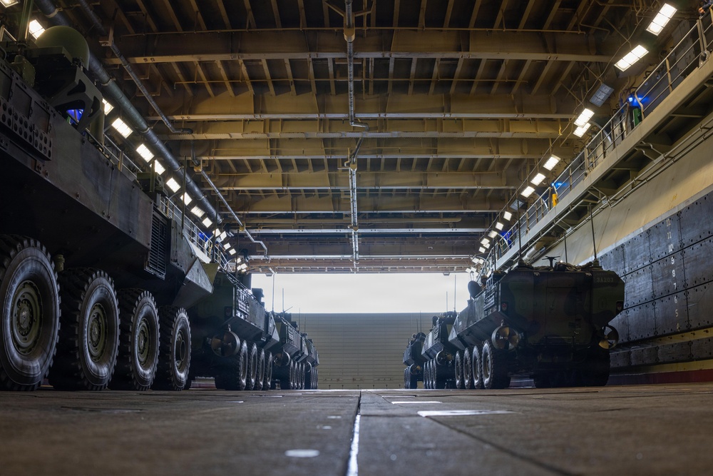 QUART 26.2: 3rd AA Bn. and 2nd Bn., 4th Marines conduct Ship to Shore operations onboard USS Makin Island